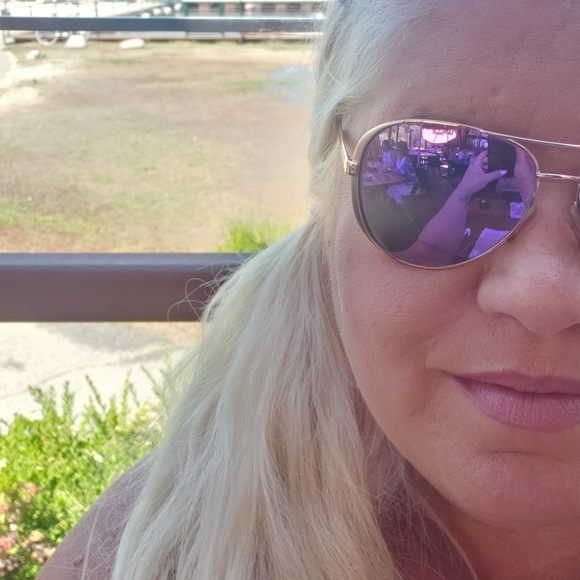 Meet your Posher, Heather - Picture 1 of 1